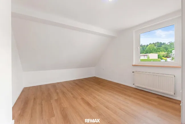 Zimmer OG (ausgeräumt mit KI)