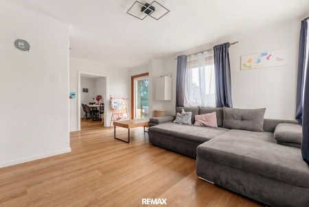 Wohnzimmer mit Zugang Balkon