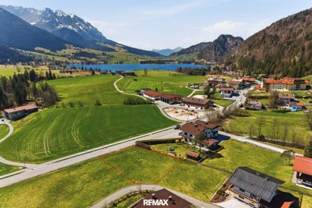 Attraktive Grundstückshälfte für Doppelhausbebauung in sonniger Lage von Kössen
