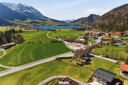 Attraktive Grundstückshälfte für Doppelhausbebauung in sonniger Lage von Kössen