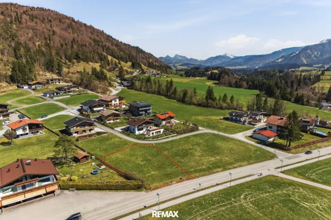 Attraktive Grundstückshälfte für Doppelhausbebauung in sonniger Lage von Kössen - Bild