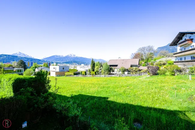 Helle Garconniere mit sonnigem Balkon, renoviertem Badezimmer und Blick auf Blumenwiesen in Arzl - Titelbild