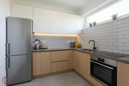 Helle Garconniere mit sonnigem Balkon, renoviertem Badezimmer und Blick auf Blumenwiesen in Arzl