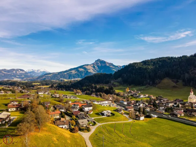 Alpine Exklusivität – Ein Logenplatz über den Dächern von Going - Bild