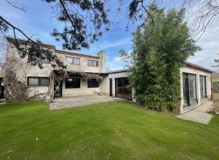 Renovierungsbedürftiges Retro-Haus mit Indoor-Pool und viel Gestaltungspotenzial