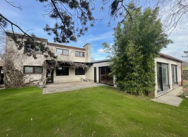 Renovierungsbedürftiges Retro-Haus mit Indoor-Pool und viel Gestaltungspotenzial - Bild