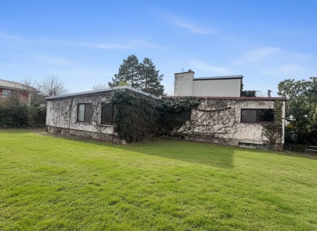 Renovierungsbedürftiges Retro-Haus mit Indoor-Pool und viel Gestaltungspotenzial - Bild