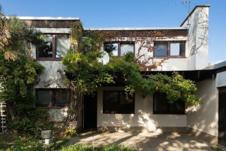 Renovierungsbedürftiges Retro-Haus mit Indoor-Pool und viel Gestaltungspotenzial