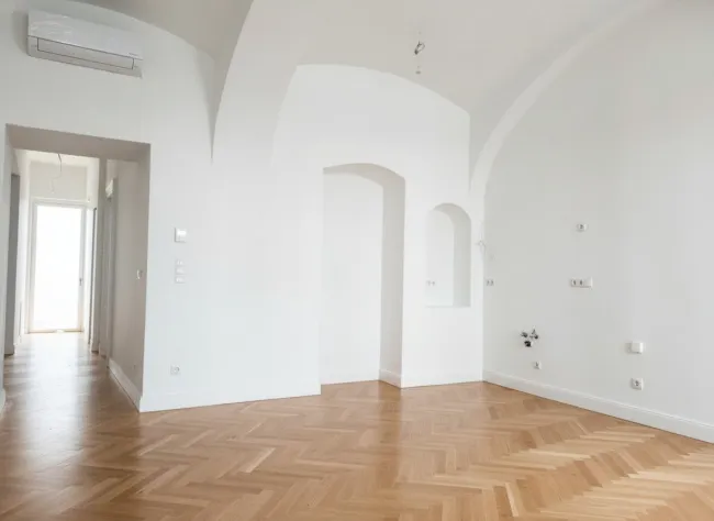 Altbau-Erstbezug mit 20m² Terrasse Nähe Karmelitermarkt - Bild