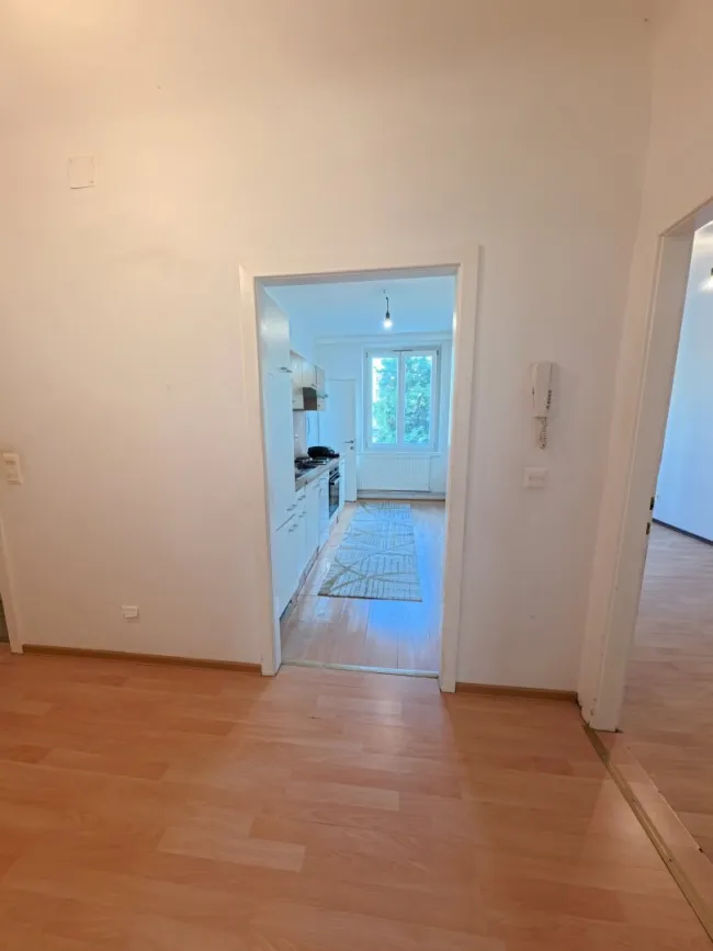 Blick vom Vorzimmer Richtung Küche