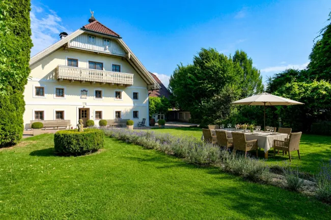 MEHRFAMILIENHAUS I GROSSER GARTEN I POOL I TOLLE LAGE I SALZBURG - Titelbild