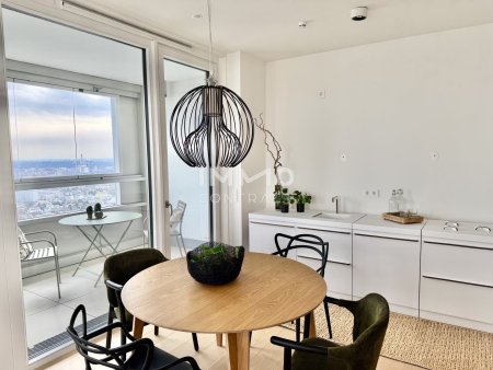 32. Etage: Luxus Wohnen hoch über der Skyline: Donauzentrum und U1 Kagran
