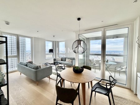 29. Etage: Skyline-Feeling inklusive Pool: Ihre neue 3-Zimmer-Oase