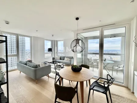29. Etage: Skyline-Feeling inklusive Pool: Ihre neue 3-Zimmer-Oase