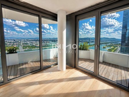 DANUBEFLATS: 41. Etage - Stephansdom, Prater & Donaublick