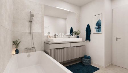 Hofseitige Balkonwohnung (Raumhöhe 2,85 m): Erstbezug nahe 7. Bezirk