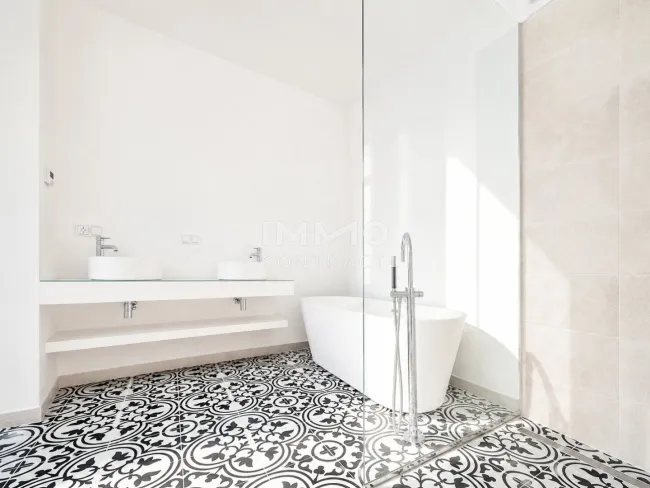 BAD MIT BADEWANNE UND DUSCHE