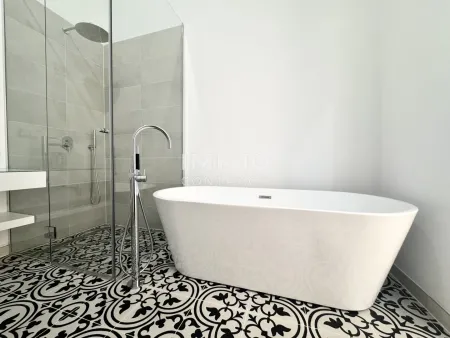 Bad mit Badewanne und Dusche