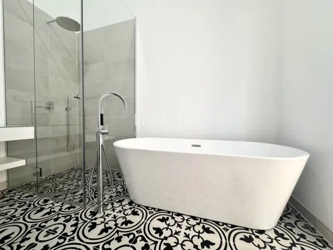 Bad mit Badewanne und Dusche