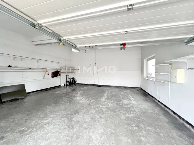 Großraumgarage mit Rolltor