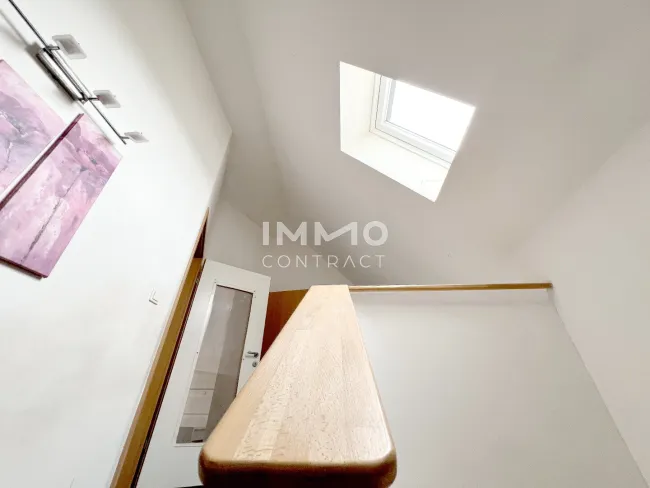 Aufgang zum OG mit Schlafzimmer u. Wannenbad