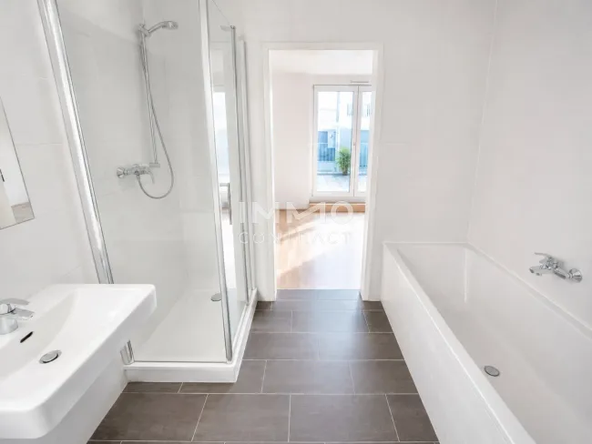 Bad mit Badewanne und Dusche