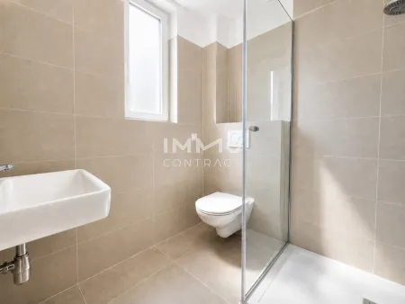 Bad mit Dusche und WC