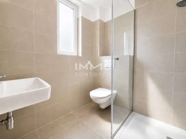 Bad mit Dusche und WC
