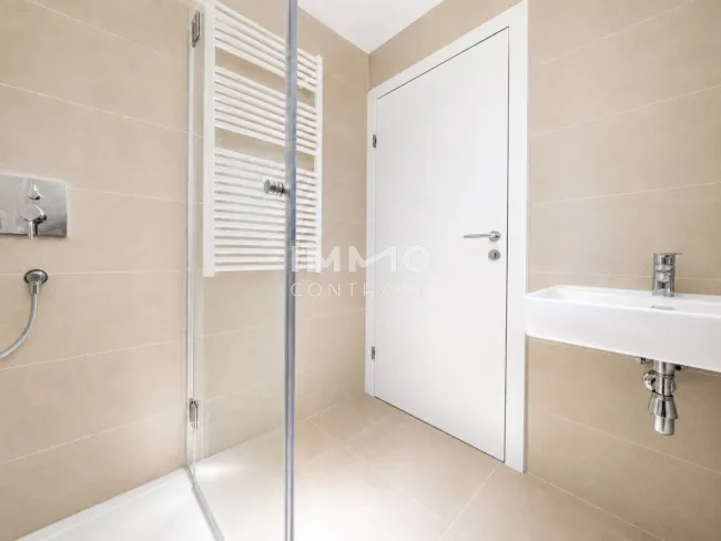 Bad mit Dusche und WC