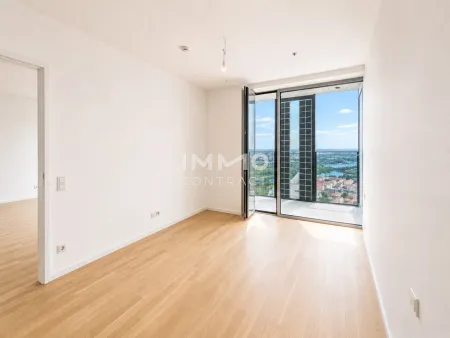 DC2 Tower: Erstbezug 33. Etage: Skyline & Wasser – Exklusive 2-Zimmer mit Freifläche