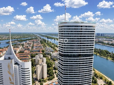 Morning Light & Water View – Stilvolle 2 Zimmer mit Loggia Wohnung im DC2