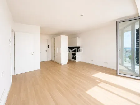 DC2 Tower: 43. Etage - Erstbezug mit 14m2 Loggia – Stilvolle 2-Zimmer-Wohnung