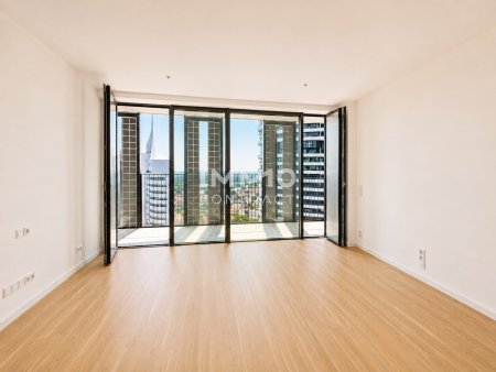 Waterfront Elegance – 2 Zimmer mit 15 m² Loggia: DC2 Tower