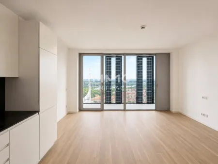 Erstbezug: 34. Etage DC2 Tower - Kompaktes Premium-Studio mit Loggia