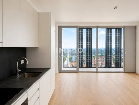Erstbezug: 34. Etage DC2 Tower - Kompaktes Premium-Studio mit Loggia