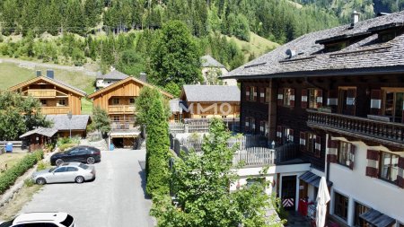 Hotel-Ensemble mit Luxus-Chalets am Tor zum Großglockner