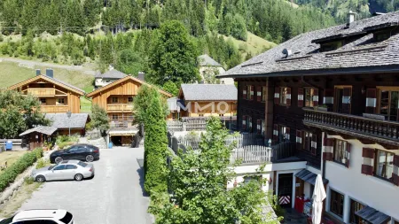 Hotel-Ensemble mit Luxus-Chalets am Tor zum Großglockner