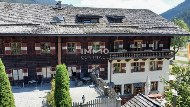 Hotel-Ensemble mit Luxus-Chalets am Tor zum Großglockner - Bild
