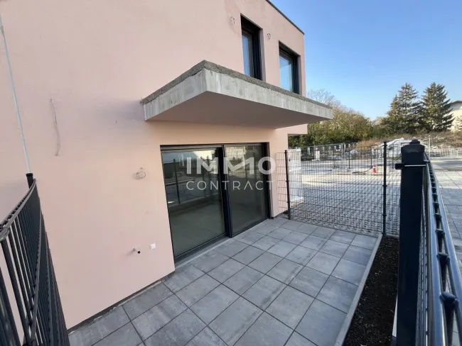 Ein Haus mit Blick zur Burg Kreuzenstein - Bild