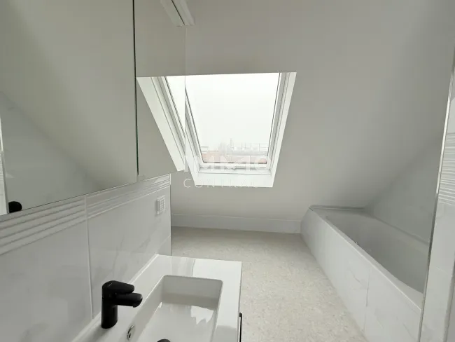 Tageslicht Bad mit Wanne und Dusche