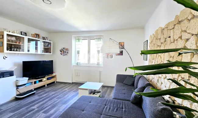 Aussicht inklusive: Helle, sehr große 3-Zimmer-Wohnung mit Balkon und Garage in attraktiver Lage - Bild