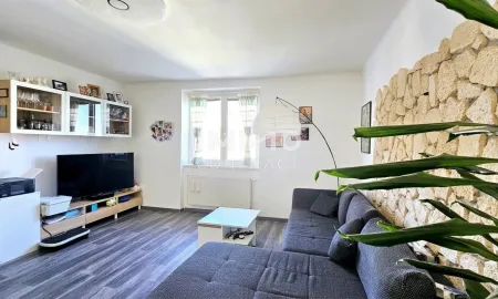 Lichtdurchflutete, große 3-Zimmer-Wohnung mit Balkon, Aussicht und Garage in attraktiver Lage