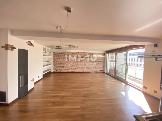 Wohnzimmer mit Balkon