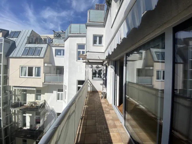 Sonniger Balkon