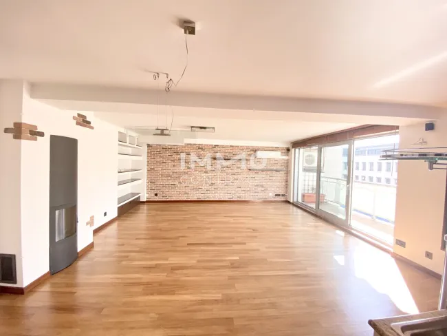Großes Wohnzimmer mit Balkon