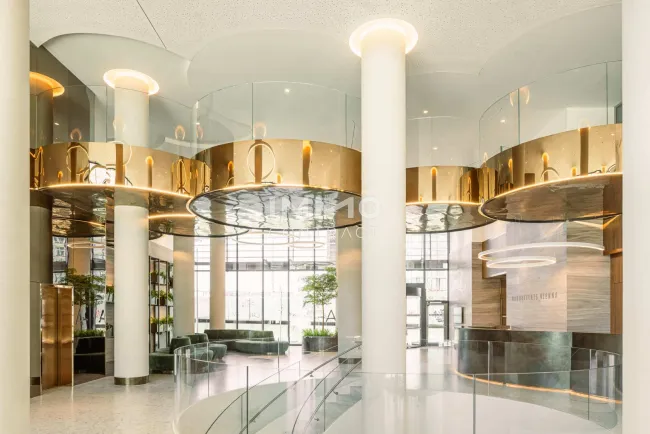 Zweigeschoßige Lobby