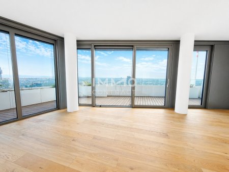 DANUBEFLATS. 40. Etage inkl. 30m2 Balkon - The One And Only