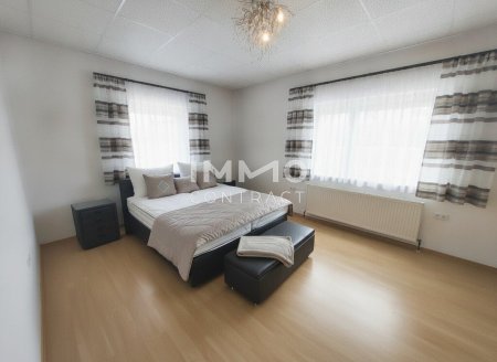 Flexibel nutzbares Wohhhaus mit getrennten Eingängen - ideal für große Familien oder Wohnung & Arbeiten