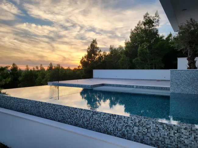 Wollen sie den Sommer schon im eigenen Haus verbringen? Wunderbare Neubauvilla mit traumhaften Meerblick - Titelbild