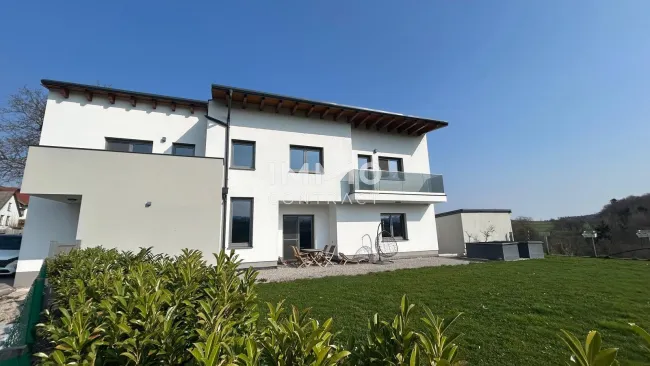 Neuwertiges Traumhaus mit Fernblick - Titelbild